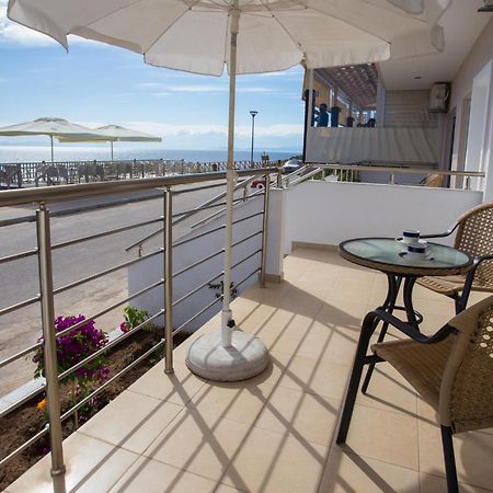 Al Mare Villas Skála Marión Rum bild